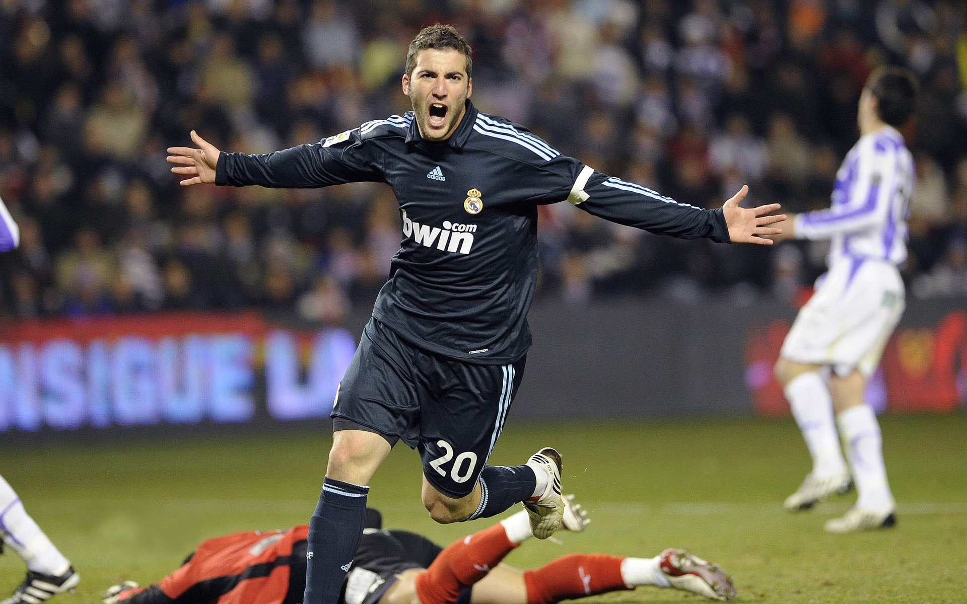 拉美球员在比赛中亮相，技惊四座引起关注，拉美足球赛事